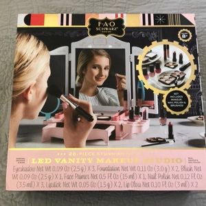 F.A.Q Schwarz LED Vanity Makeup Studio